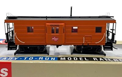 HO WALTHERS 932-7663 PLATINUM LINE RIB SIDE CABOOSE MILWAUKEE ROAD 1970'S SCHEME - Image 1 of 2