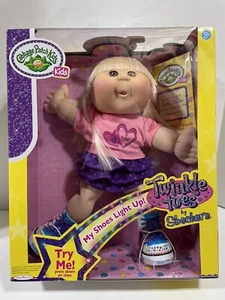 Cabbage Patch Kids Puppe Twinkle Toes Light Up Skechers, blond, braune Augen ~ Neu - Bild 1 von 5