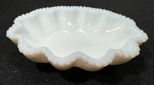 Vintage opalisierende Schuhnagel geraffter Rand Milchglasschale - weiß Mondsteinoptik - Bild 1 von 7