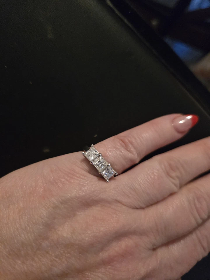 Anillo de compromiso de plata de diamantes moissanita princesa blanca casi 3 piedras 3,15 quilates Vvs-cerca Foto 1 de 4
