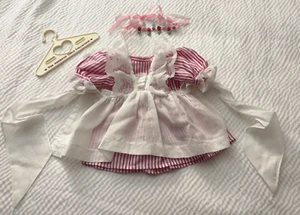 Abito Pleasant Co American Girl SAMANTHA COMPLEANNO OUTFIT Pinafore Rose Circlet - Foto 1 di 13