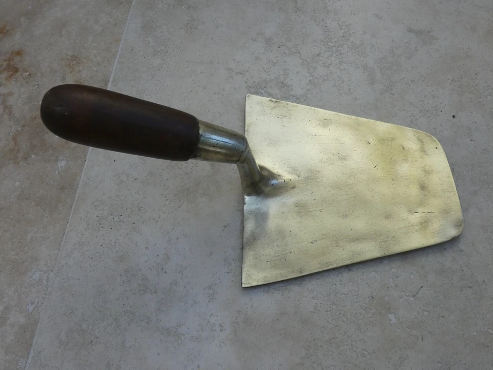Grande truelle en laiton, outil ancien de plâtrier - Photo 1/4