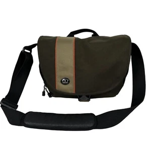 Tamrac Padded Camera Bag w/Shoulder Strap Brown Tan Zipper Pockets Snap Closure - Picture 1 of 13