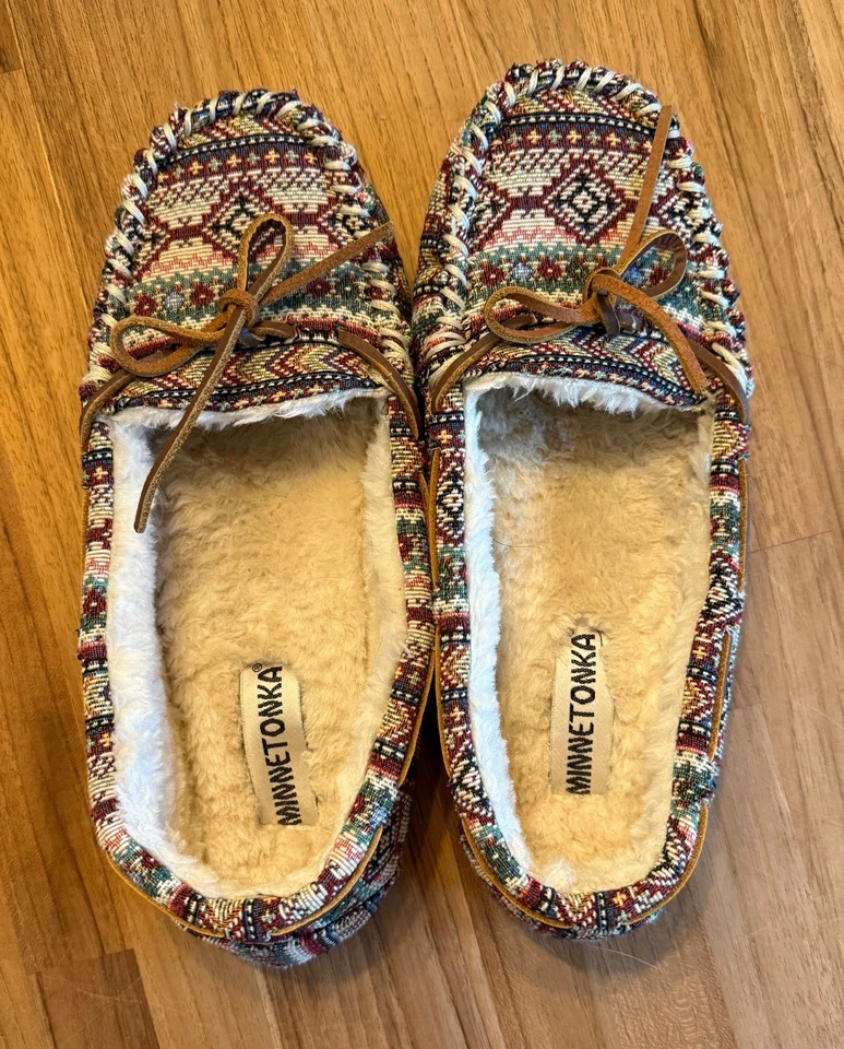 Zapatilla Cally Forrada de Vellón Minnetonka, Talla 10M Mujer - Excelente Estado Foto 1 de 4
