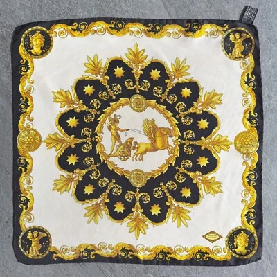 1995 GIANNI VERSACE cachecol gola de seda estampa barroco e cavaleiro romano tamanho 17" marfim - Imagem 1 de 4