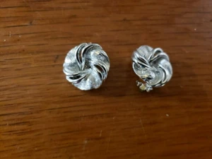Vintage Lisner Round Textured Silver Tone Clip On Earrings - Picture 1 of 2