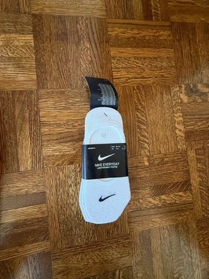 Nike Medium White Women's Everyday Lightweight Footie Socks - New w/Tags - Image 1 of 2