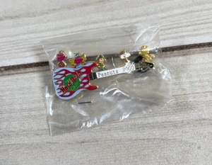 Hard Rock Cafe Guitar Pin Peanuts 2000 Snoopy Woodstock Linus Sally Marcie NEW - Picture 1 of 7