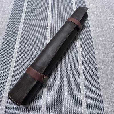 Juego de ajedrez y damas de viaje de cuero tablero de cuero enrollado piezas estampadas Foto 1 de 4