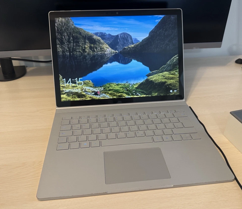 Microsoft Surface Book 2 - 13,5 Zoll, 256GB SSD, Intel Core i5-7300 2.6GHz, 8GB - Bild 1 von 4