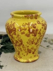 VINTAGE c.1920s red/yellow spongeware glazed pottery vase 11cm - Picture 1 of 9