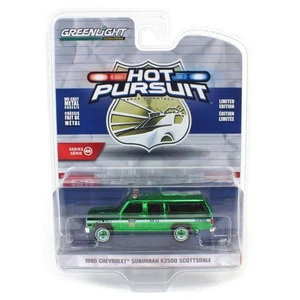 Green Chrome Chase 1/64 1990 Suburban K2500 Scottsdale NYPD Hot Pursuit 43040-D - Imagen 1 de 3