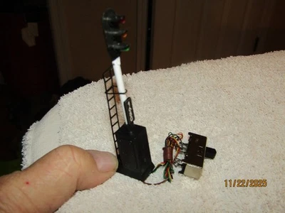 Vintage HO Operating 3 Train Signal Metal Sign NOS Red Yellow Green 1680 - Image 1 of 3