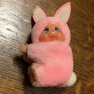 Vintage Monchichi Kaninchen Clip auf Puppe Bleistift Umarmung 3,5" rosa 1980er - Bild 1 von 6