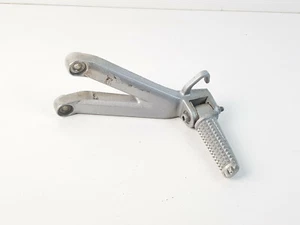 Pedana Posteriore Sinistra con Supporto YAMAHA YZF 600 R6 YZFR6 2000 2001 2002 - Foto 1 di 5