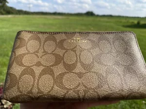 Nuevo con etiquetas Auténtico Bolso sin asas Coach Signature Lona Doble Cremallera Muñequera Marrón F 54057 - Imagen 1 de 16