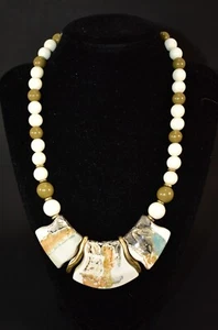 COLLAR DE CUENTAS ACRÍLICO GRIS Y BLANCO CON CENTRO DE MESA DE CERÁMICA MARCADO JAPÓN - Imagen 1 de 7