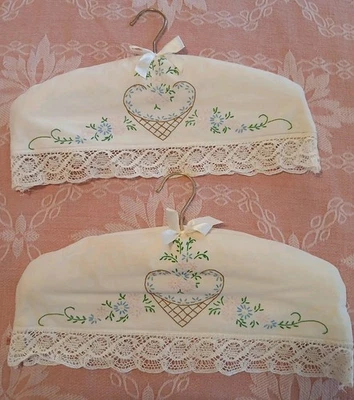 De colección. Par de fundas para colgar ropa con flores bordadas ribete de encaje, con perchas acolchadas  Foto 1 de 4