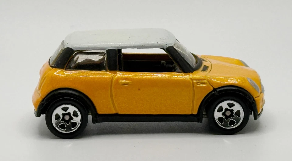 Hot Wheels MINI COOPER YELLOW 1:64 SCALE DIECAST MODEL CAR 2001 Malaysia - Image 1 of 4