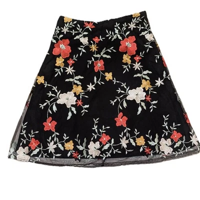 Falda floral negra bordada ECI talla 10 Foto 1 de 4