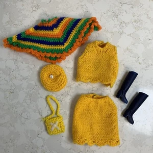 70er Jahre Vintage Barbie Mod gelb Häkelset & Stiefel Kleidung Handarbeit - Bild 1 von 9