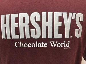 Hersheys Chocolate World Candy Bar T-Shirt Iconic Treat Kisses Famous Large T2 - Bild 1 von 3