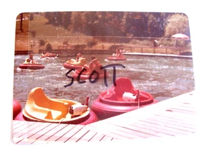A Bumper Boats 1983 foto parque de acción Vernon NJ marca de agua de atracciones no en la foto - Imagen 1 de 2