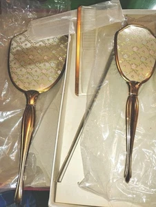 Vintage Kommode Waschtisch Set Spiegel und Bürste goldfarben Blumenmuster - Bild 1 von 8