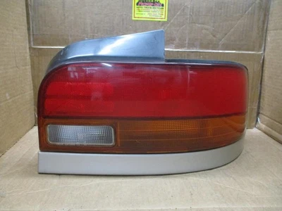 1993 - 2001 年斯巴鲁 Impreza 轿车乘客侧右尾灯原始设备制造商-84201FA000 — 第 1/4 张图片