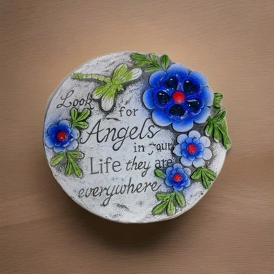 Ángeles Jardín Piedra Pasarela Césped Adorno Morado Azul Flores Libélulas 3D Foto 1 de 2