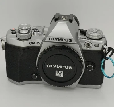 Cámara digital Olympus OM-D E-M5 Mark II 16,1 MP (solo cuerpo) recuento de obturadores = 2464 Foto 1 de 4