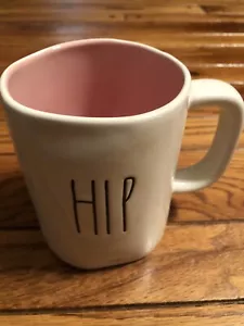 Tazza caffè Rae Dunn "HIP" "HOP" ROSA interno collezione artigianale di Magenta - Foto 1 di 4