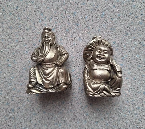 2 pequeñas figuras sentadas de metal pesado - guerrero chino y un Buda feliz - Imagen 1 de 2