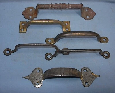 LOTE DE HERRAJES DE COLECCIÓN DE SEIS CAJONES DE HIERRO DE ACERO DIFERENTES TIRADORES FIANZAS SÓLIDAS 4"-6" Foto 1 de 4