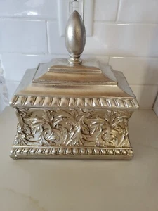 10" x 11" Gold Polystone Floral geprägt Dekorative Gläser, 2 Stück - Bild 1 von 8