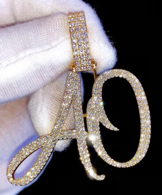 Colgante redondo de moissanita "AO" con letra inicial de 2,00 quilates enchapado en oro amarillo de 14 quilates Foto 1 de 4