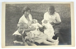Fotografía de la década de 1930 familia madre bebé gemelos niña marinero niño escena de verano - Imagen 1 de 4