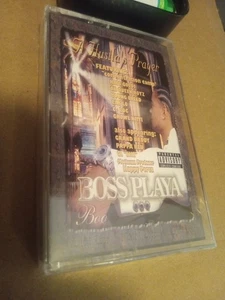 BOO - BOSS PLAYA - A hustla's prayer SEALED rare Cassette Gangsta Rap -Pappa Rue - Foto 1 di 5