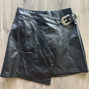 LE LIS Black Faux Leather Wrap Buckle Mini Skirt Size Extra Small XS NWT - Picture 1 of 5