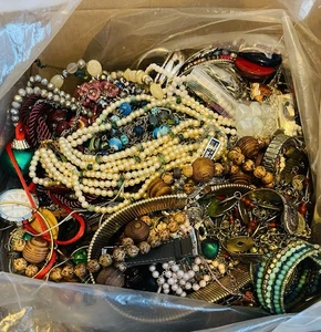 19 Pfund Vintage bis jetzt defekt/Basteln Mehrzweck Schmuck Konvolut wie besehen - Bild 1 von 5