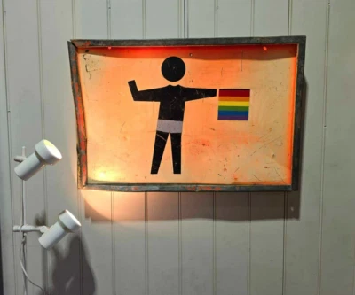 A Roadworks Tale PRIDE Retocado 90x60cm Industrial Pared Colgante Obra de Arte-GOSFORD Foto 1 de 4