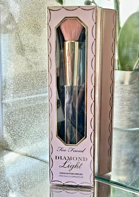 Too Faced Diamond Light Highlighting Brush Neu