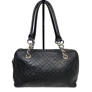 Bolso de hombro acolchado de cuero negro con correas de cadena y borla - Imagen 1 de 13