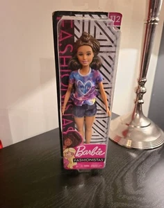 Barbie 2019 Fashionistas FYB31 #112 -NRFB - Picture 1 of 6