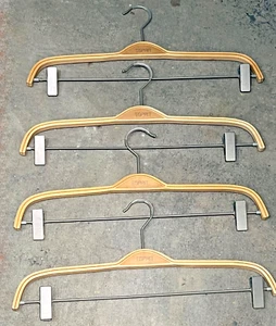 Esprit Kleiderbügel Holz 4 Stück NEU - Bild 1 von 2