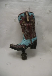 Bota de Vaquero con Acabado de Lámpara Marrón y Azul Herrajes de Latón Oscuro Resina Pintada 24DP - Imagen 1 de 8