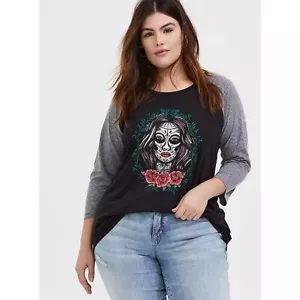 Camiseta TORRID Negra y Gris Muerta Beauty Calce Clásico Raglán 1X - Imagen 1 de 4