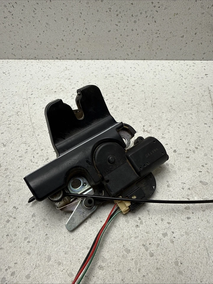 Infiniti M35 M45 2006-2010 bloqueo de pestillo de maletero trasero OEM Foto 1 de 4