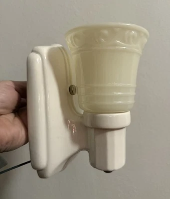 Antiguo aplique de porcelana Art Deco de colección accesorio de luz vidrio crema pantalla antideslizante Foto 1 de 4