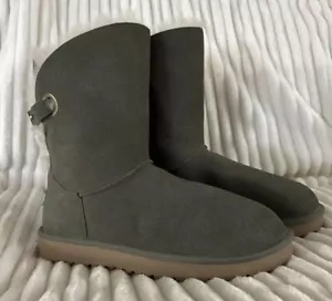 Bota corta Ugg Koolaburra Remley con hebilla castaño 1105792 talla 9 mujer EE. UU. - Imagen 1 de 6